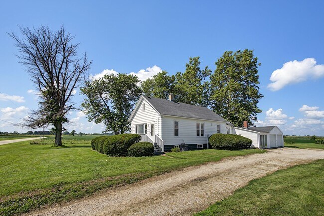 Building Photo - 3 Bedroom, 1 Bathroom Rural Home for Rent – Farmer City, IL