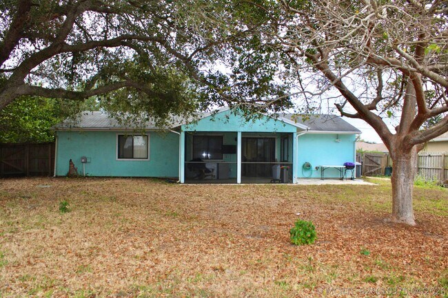 Building Photo - 2533 SE Grand Dr