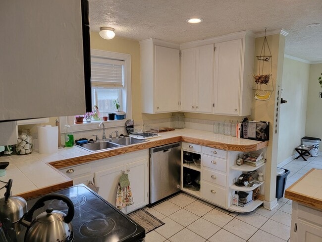 Building Photo - Beautiful 5 Bed, 2 Bath Single-Family House with Large Fenced Backyard Close to OSU!