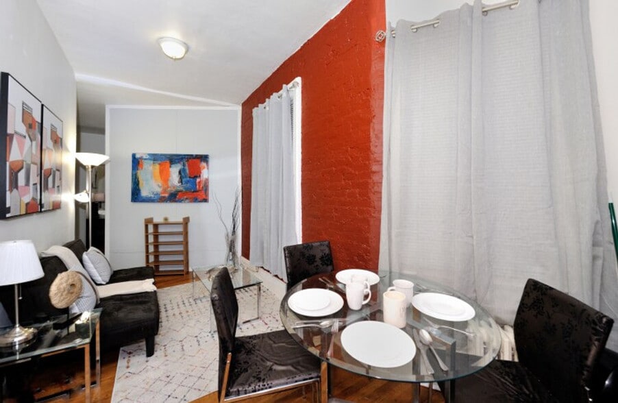 Building Photo - 440 W 45th St