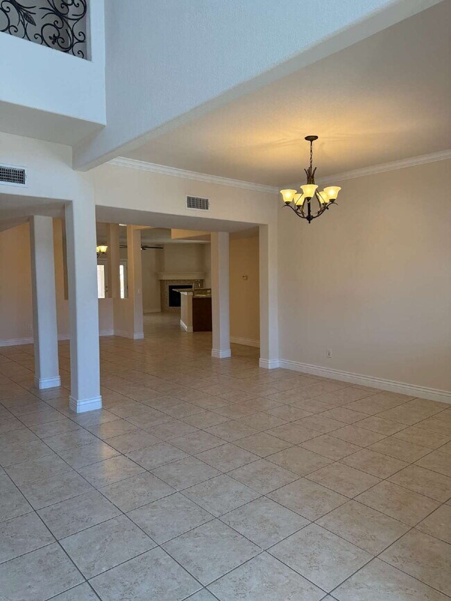 Building Photo - "Spacious 4-Bedroom Oasis with Granite Kit...