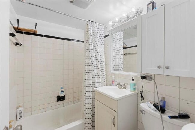 Building Photo - 2 bedroom in Chicago IL 60657