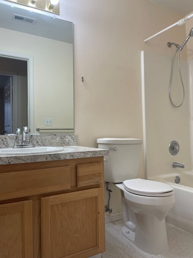 Building Photo - Charming Rambler