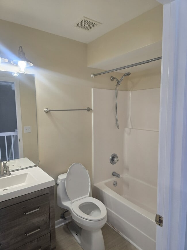 Building Photo - 247 Oak Ridge Dr