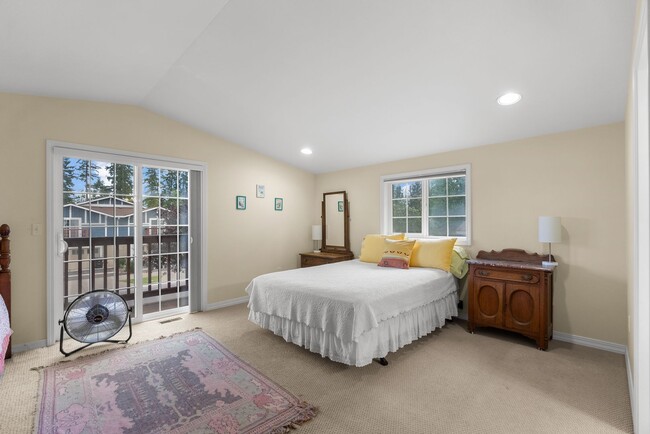 Building Photo - Reese's Retreat!!  2 BR + Den/2.5 BA White...