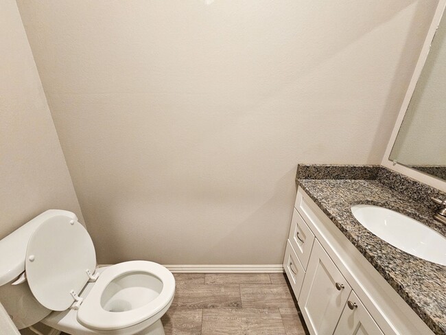 Building Photo - Beautiful 3 Bed/2.5 Bath Townhome in Chaff...