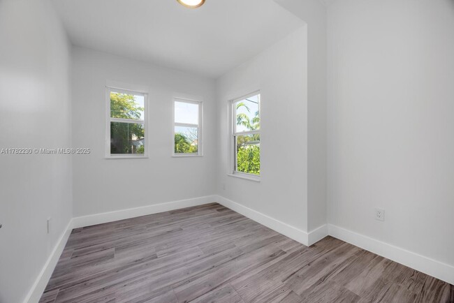 Building Photo - 2426 SW 25th St
