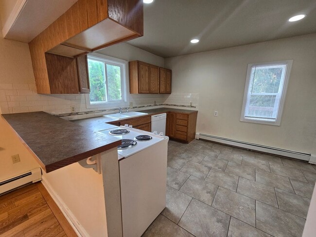 Building Photo - Large Beautiful South Hill Home! Available...