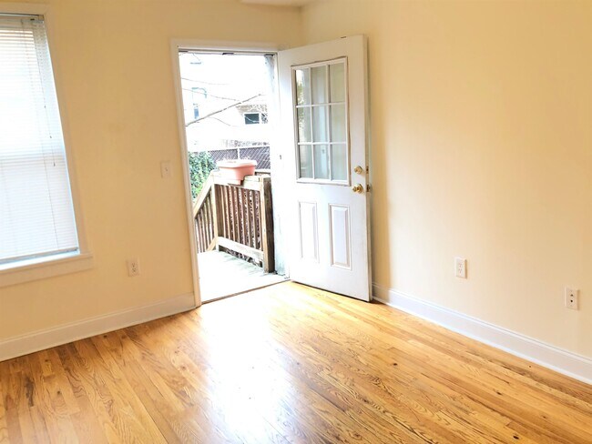 Building Photo - 347 7th St