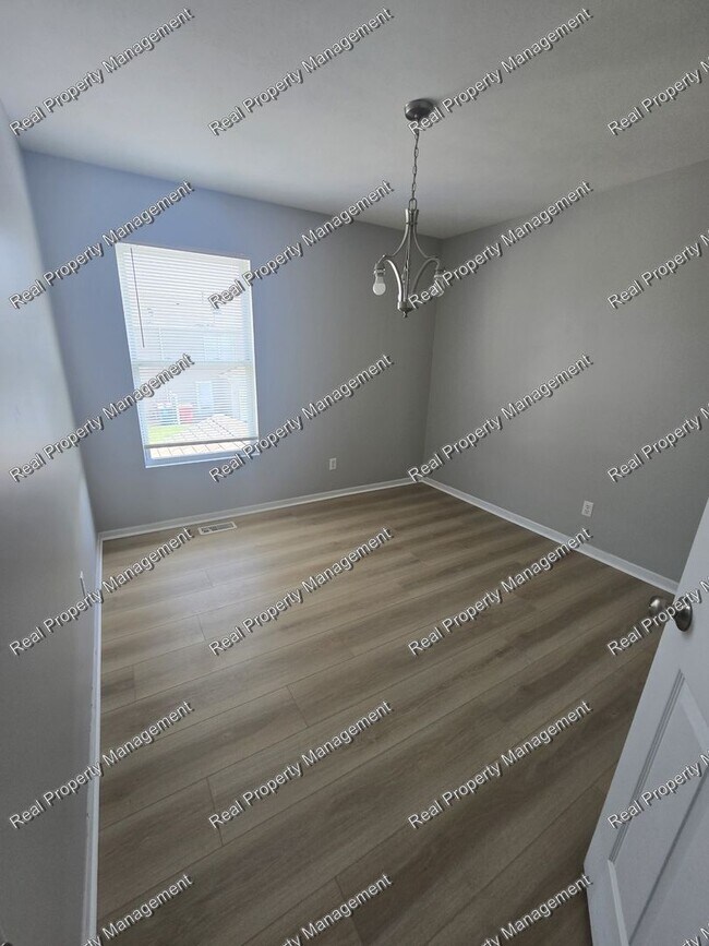 Building Photo - 10401 Paramount Way