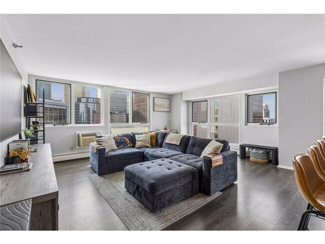 Building Photo - 433 S 7th St