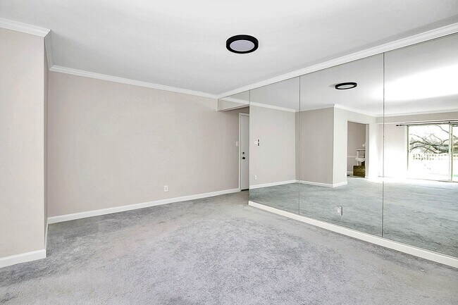 Building Photo - Spacious 2BR/2BA Condo in Prime South Charlotte Location!