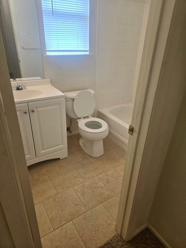 Building Photo - MOVE IN SPECIAL -  Rent Reduced! Fresh upd...