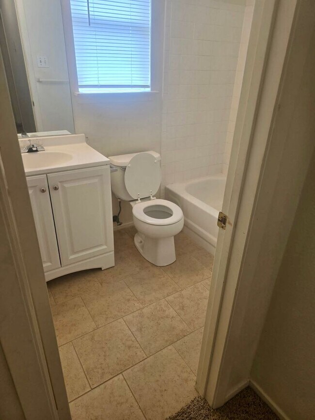 Building Photo - MOVE IN SPECIAL -  Rent Reduced! Fresh updates!