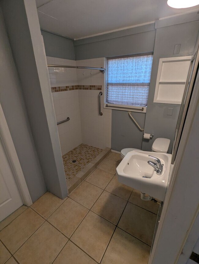 Building Photo - For Rent: 4 Bedroom, 3  Bathroom, Office/Den, Sunroom/Florida room, Large Shed, Huge backyard