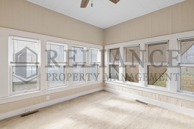 Building Photo - 221 S Glenn St