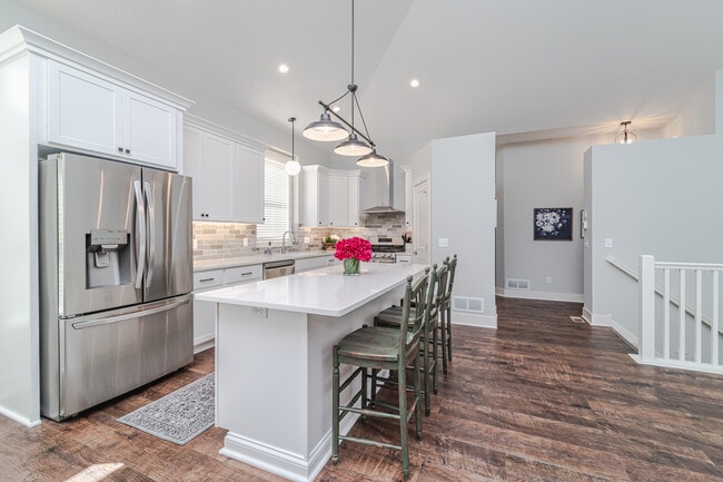 Building Photo - 5070 Ranchview Ln N