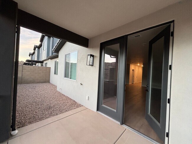 Building Photo - SINGLE LEVEL TOWNHOME FOR RENT!