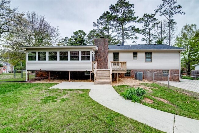 Building Photo - 770 Pine Lake Dr NW