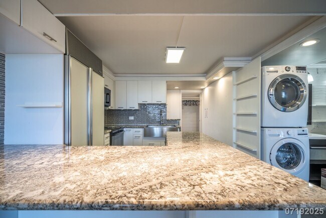 Building Photo - $2,600 / 2br - 730ft2 - 2 Bed 1 Bath Condo...