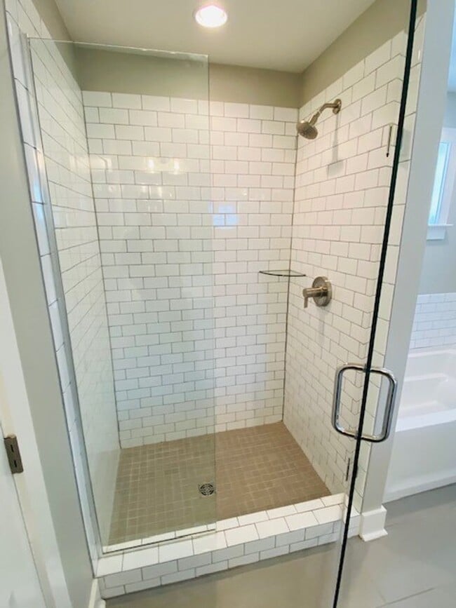 Building Photo - Beautiful 4 bedroom 4 bathroom house in th...
