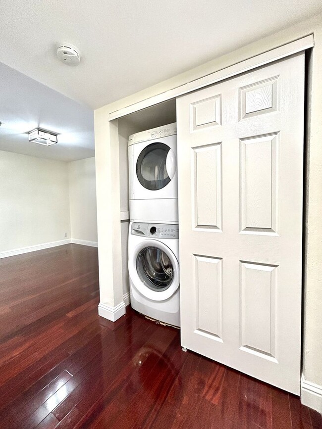 Building Photo - First-Floor 2-bedroom/2-bathroom Condo In San Carlos Available Now!