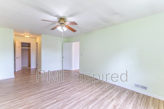 Building Photo - 2404 Buckingham Cir