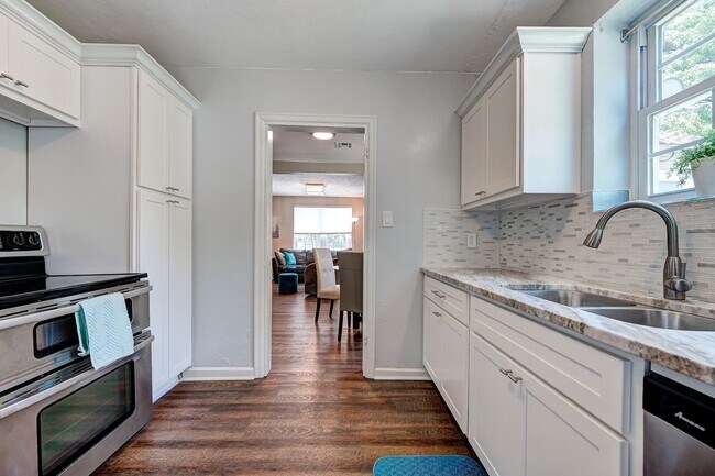 Building Photo - Updated 2 Bed+Study , 1 Bath HUGE Backyard Near Shops & Dining