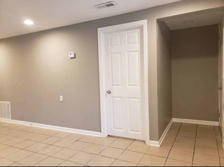 Building Photo - 2214 N Mango Ave