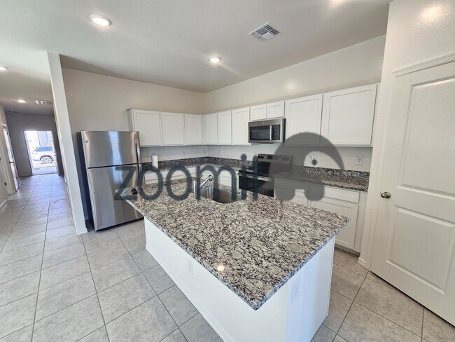 Building Photo - BEAUTIFUL HOME 4 BEDROOMS 3 BATHS!