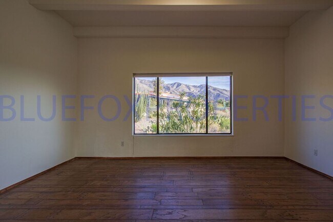 Building Photo - Stunning home off Sunrise and Swan!