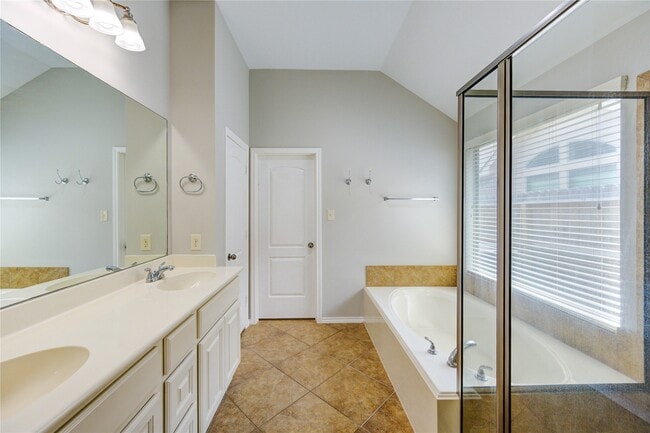 Building Photo - 5615 Stoneridge Ct