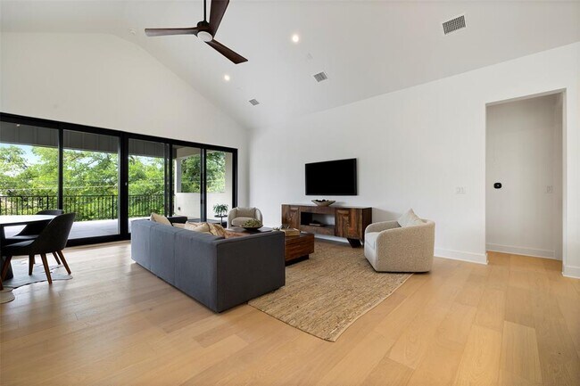 Building Photo - 2504 Bluffview Dr