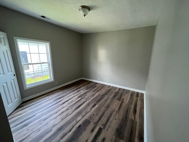 Building Photo - Quaint 2 Bedroom in Shelbyville!