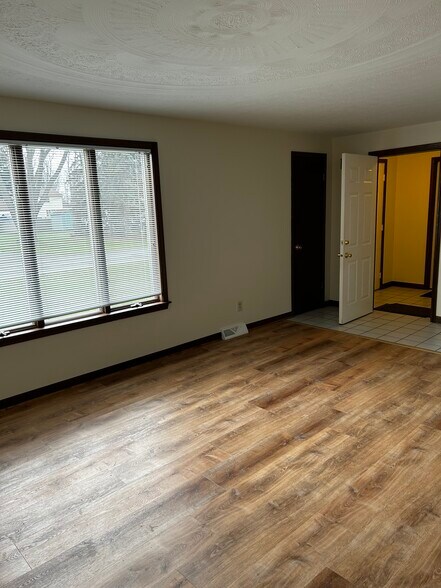 Building Photo - 7012 Joanne Cir N