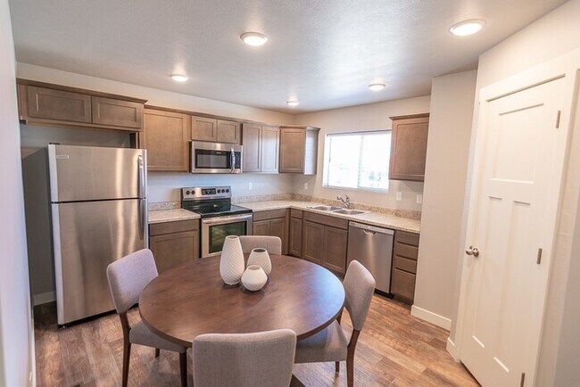 Building Photo - Beautiful Bridgestone Crossing Townhome