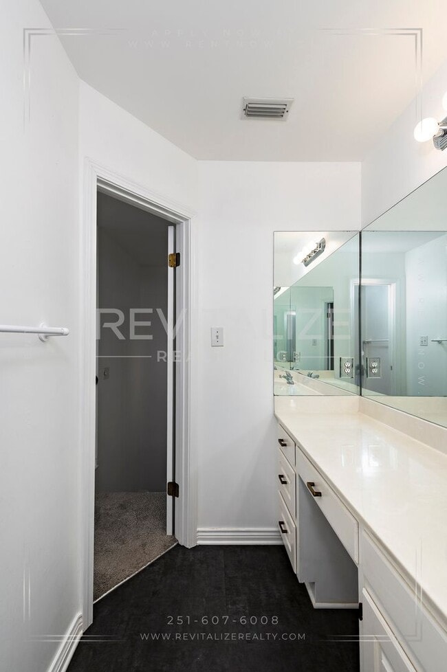 Building Photo - Charming 3-Level Home with Water Access in...