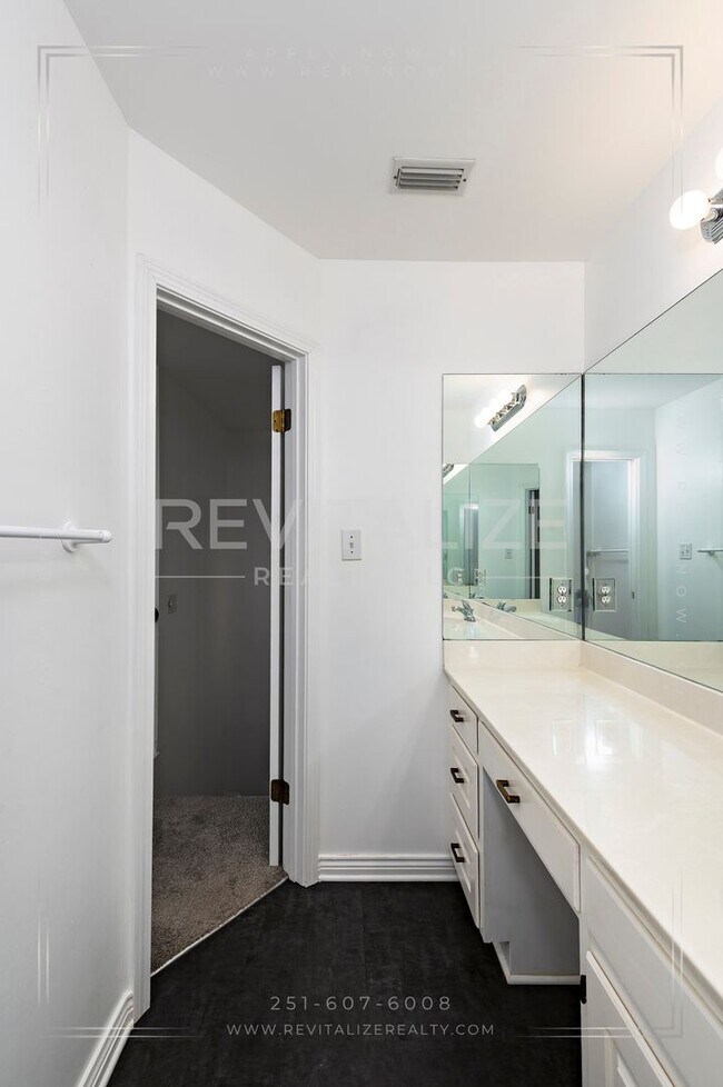 Building Photo - Charming 3-Level Home with Water Access in Daphne, AL