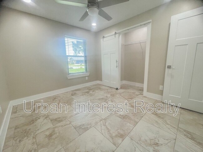 Building Photo - 802 E Pine Forest Dr