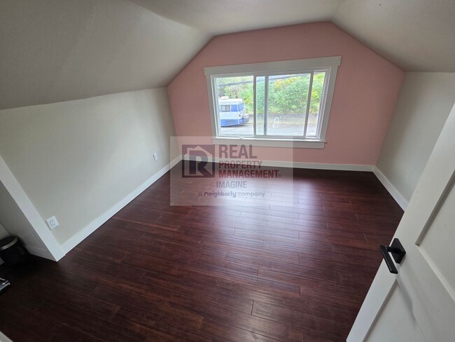 Building Photo - Check out this beautiful 4 bedroom, 2 bath...