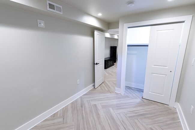 Building Photo - Beautifully Updated 4 Bed/3.5 Bath Row-Hom...