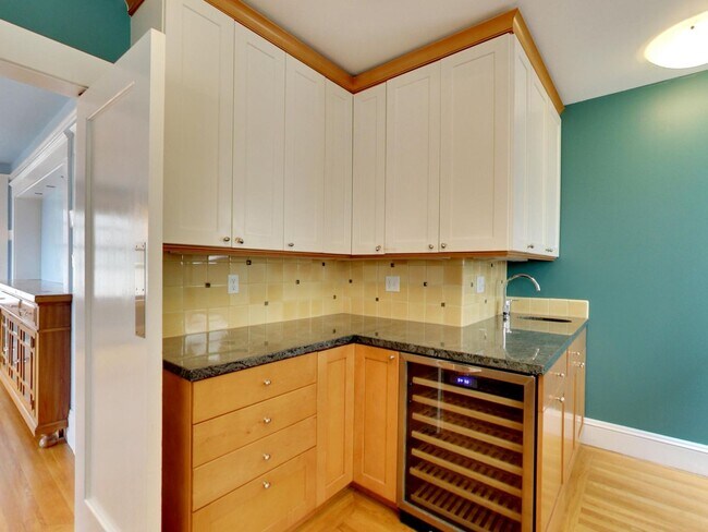 Building Photo - Stunning 4BR/3BA Home with Office, Laundry...