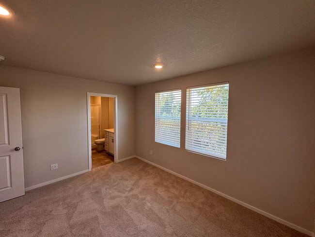 Building Photo - 4 Bedroom, 2 1/2 Bath Home in Marcola Meadows
