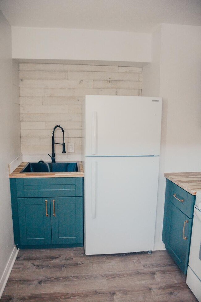 Building Photo - 211 Circle Dr