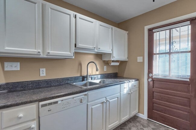 Building Photo - Cozy 2 Bedroom, 1 Bathroom Home in Manches...