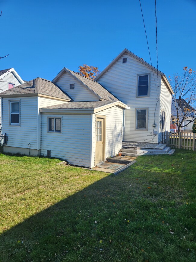 Building Photo - 326 S 13th St