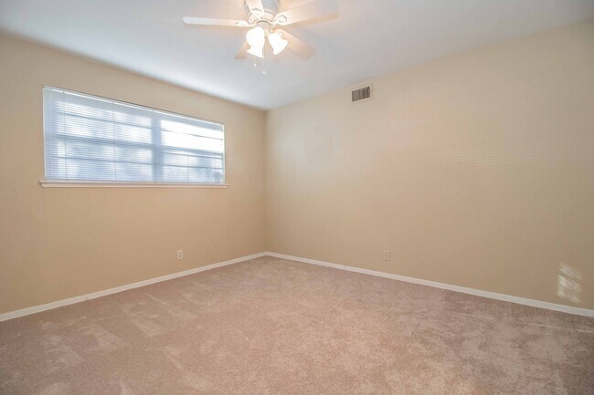 Building Photo - SOUTH HILLS Home on Large Corner Lot!!!!