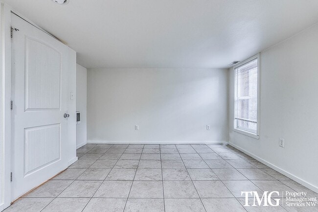 Building Photo - Eastmoreland 52nd Duplex