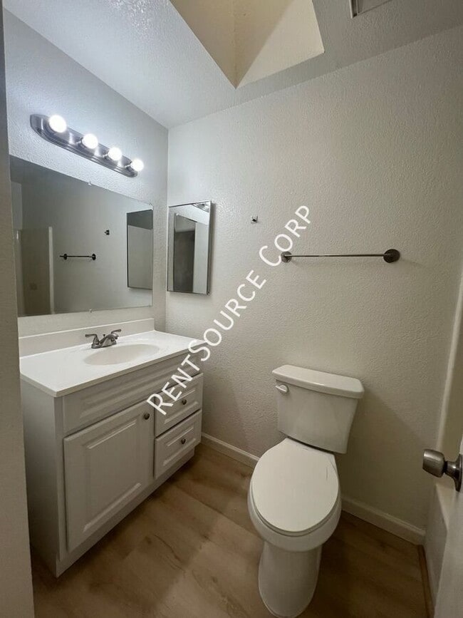 Building Photo - 841 Chateau Way