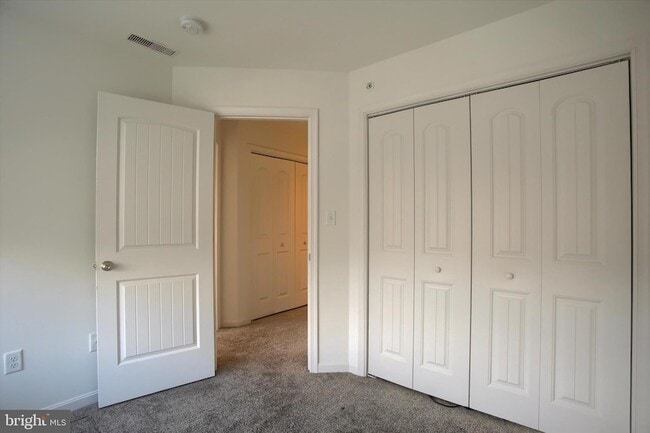 Building Photo - 30 Parkview Dr